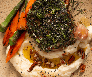 Surpreenda com um jantar especial de Dia dos Namorados: filet mignon em crosta de ervas com purê de batatas e queijo da Canastra.