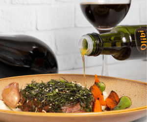 Surpreenda com um jantar especial de Dia dos Namorados: filet mignon em crosta de ervas com purê de batatas e queijo da Canastra.