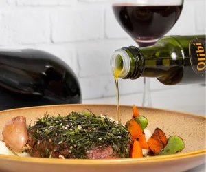 Surpreenda com um jantar especial de Dia dos Namorados: filet mignon em crosta de ervas com purê de batatas e queijo da Canastra.