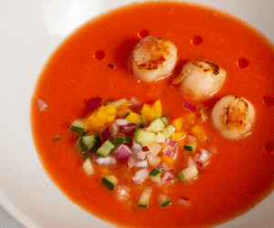 Surpreenda com uma entrada para o Dia dos Namorados bem sofisticada: gaspacho com vieiras e Azeite Olibi. Uma receita leve e cheia de sabor.