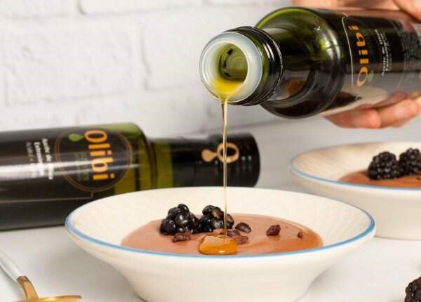 Surpreenda no Dia dos Namorados com uma sobremesa irresistível: mousse de chocolate com Azeite Olibi. Receita sofisticada e cheia de sabor.