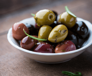 Afinal, você sabe qual é a diferença entre azeitonas verdes e pretas? Então clique já e tire todas as suas dúvidas sobre o tema!