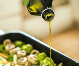 Descubra as vantagens de cozinhar com azeite.