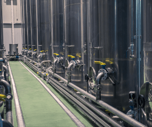 Tanques de aço inoxidável ajudam a proteger as propriedades do azeite bom.