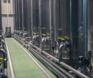 Tanques de aço inoxidável ajudam a proteger as propriedades do azeite bom.